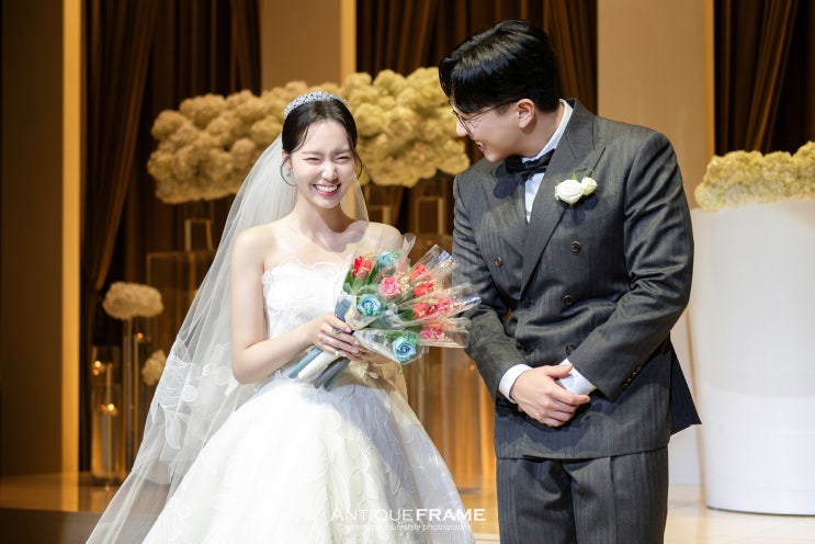 대전 루이비스 웨딩홀 본식스냅, 조명톤이 사진을 좌우합니다 (선택 전 알아야 할 4가지)